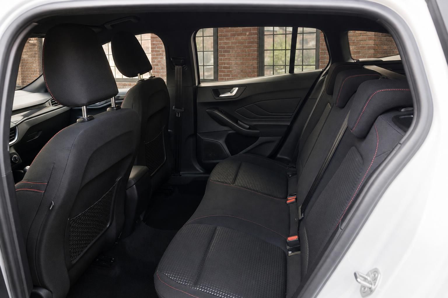 Ford Focus Rücksitzbank – geräumiger Fond mit schwarzen Sportsitzen und roter Naht