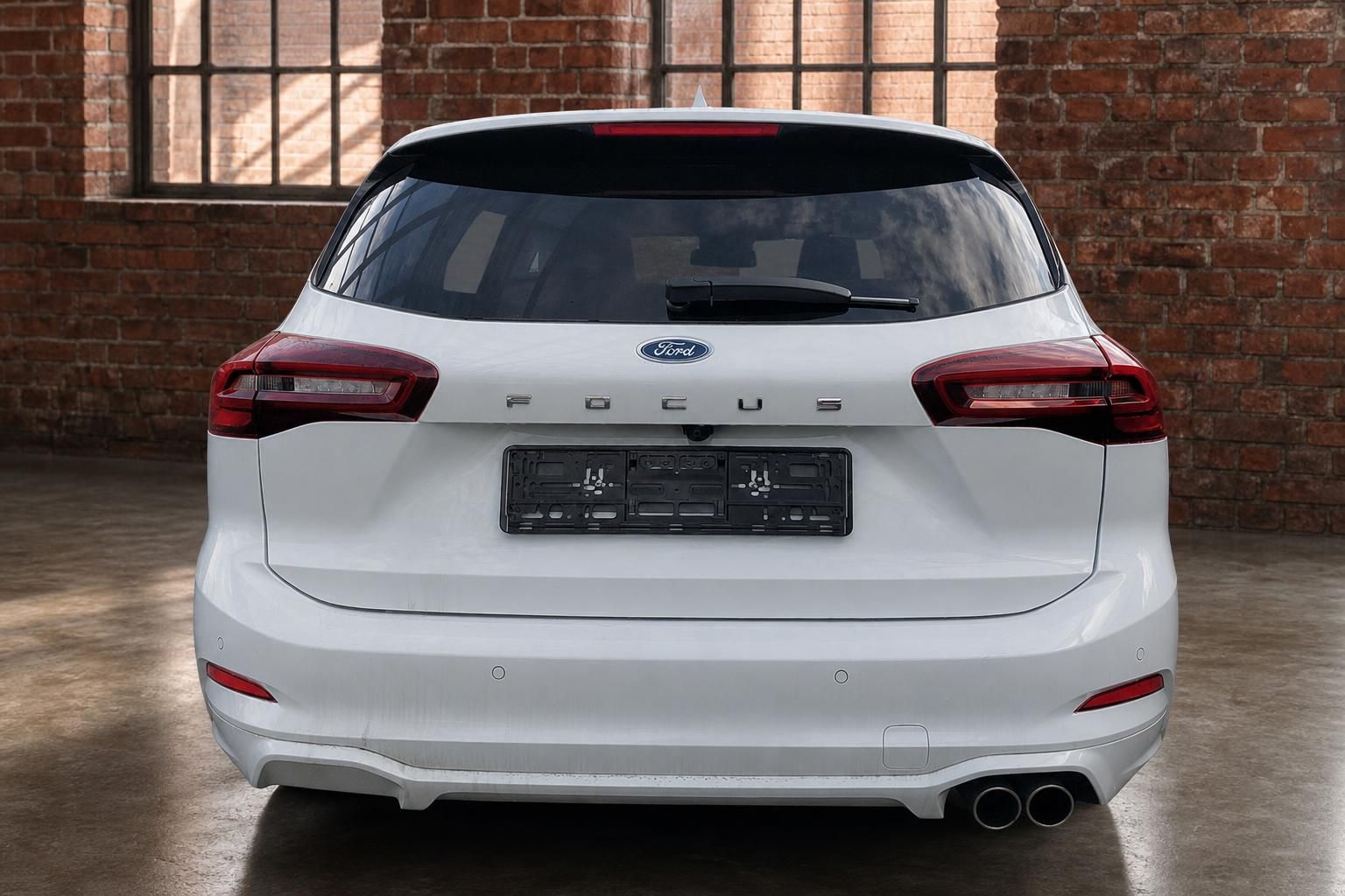 Ford Focus Turnier ST-Line weiss direkte Heckansicht mit LED-Rueckleuchten im Loft