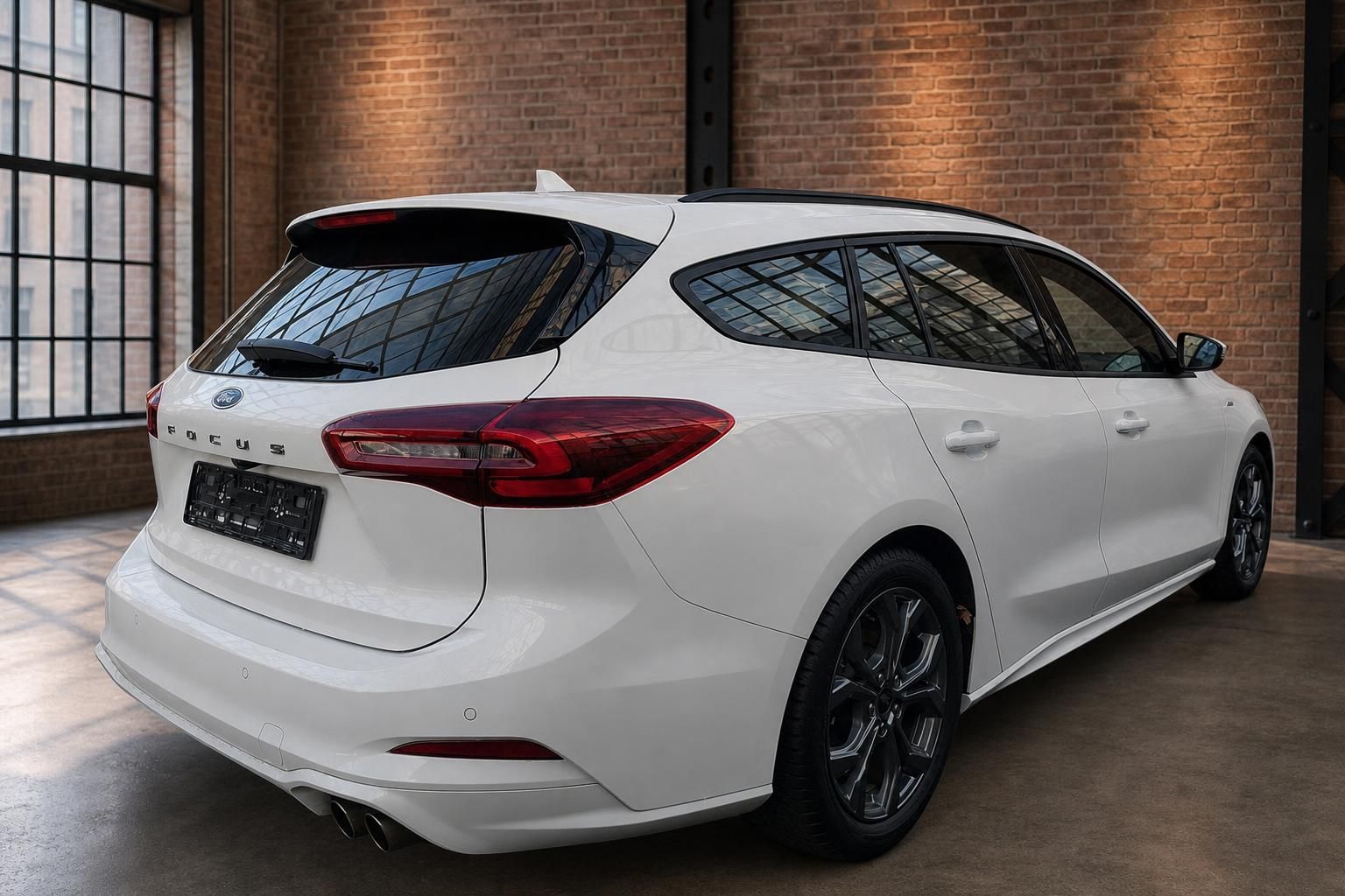 Ford Focus Turnier ST-Line weiss Heckansicht schraeg rechts im Industrieloft