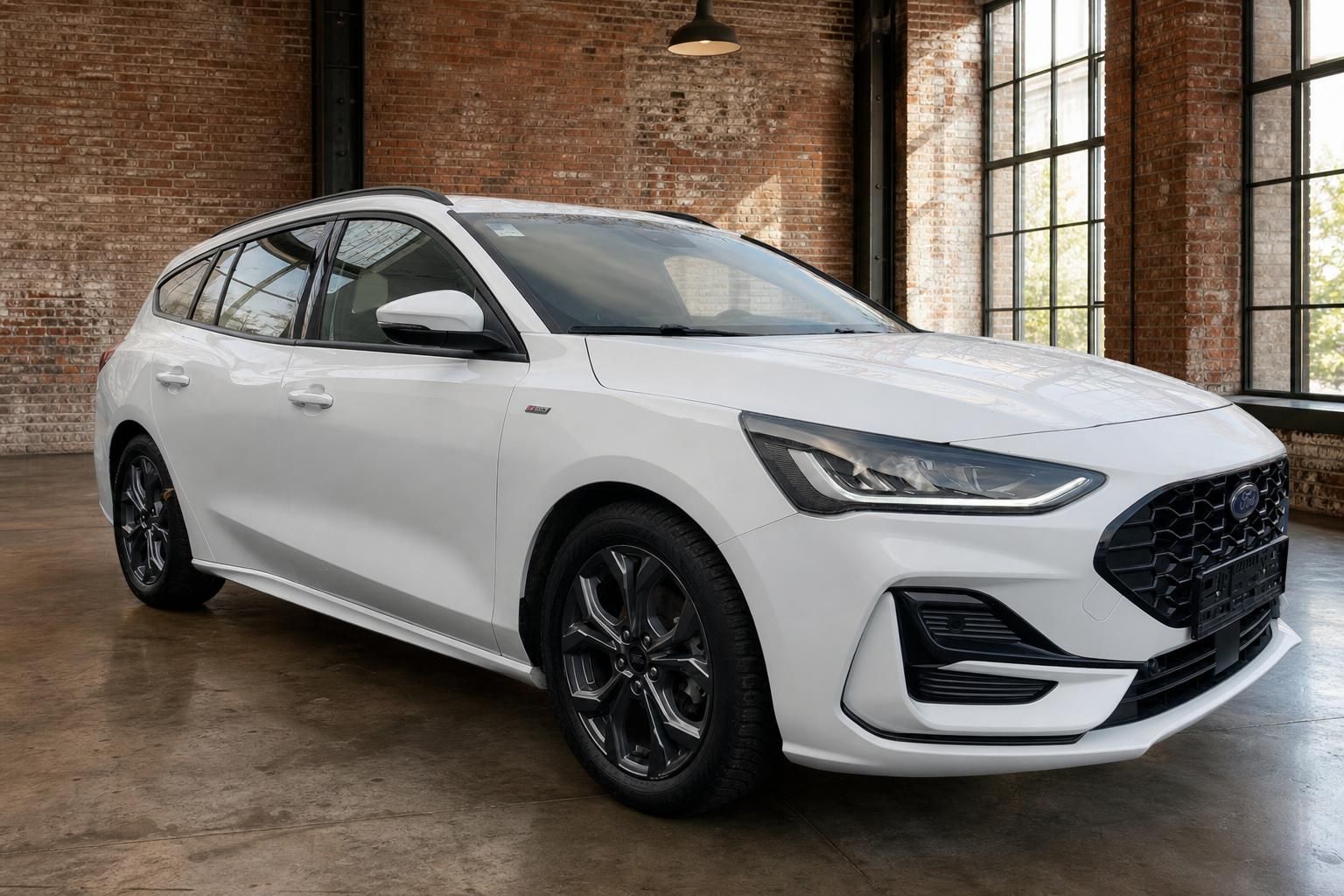 Ford Focus Turnier ST-Line weiss Seitenansicht schraeg vorne links im Industrieloft