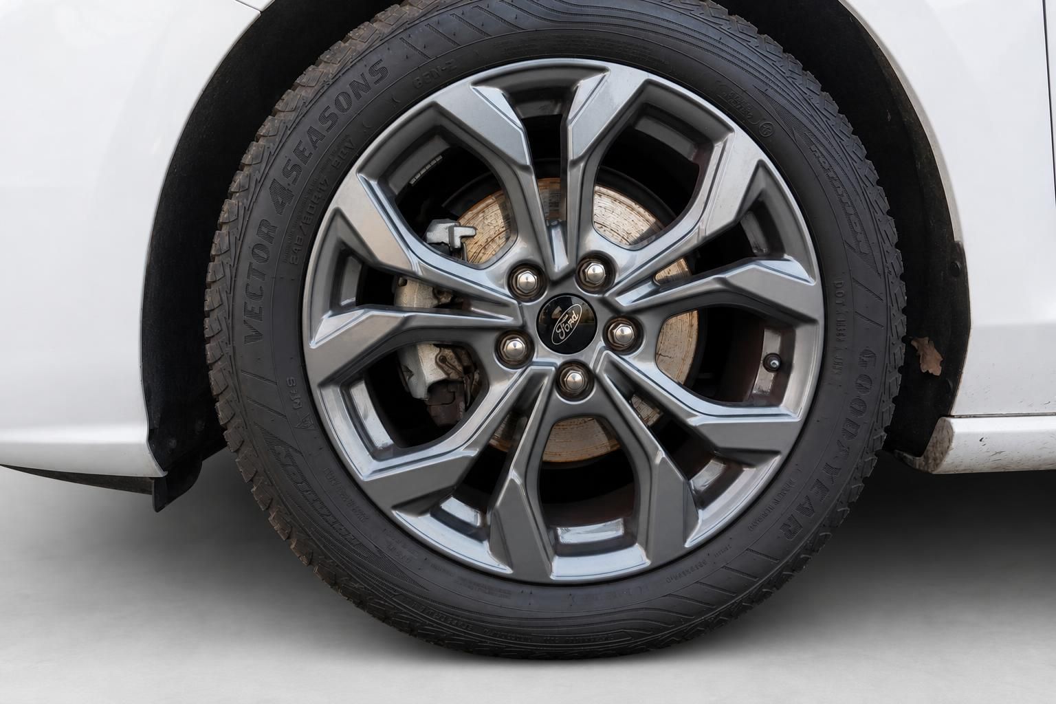 Ford Leichtmetallfelge mit Goodyear Vector 4Seasons Ganzjahresreifen und Bremsscheibe Detailaufnahme