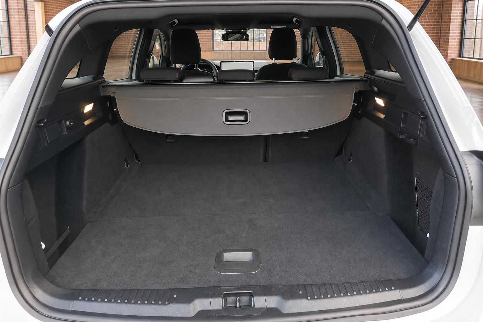 Ford Focus Turnier Kofferraum geoeffnet mit Laderaumabdeckung und grauem Teppichboden
