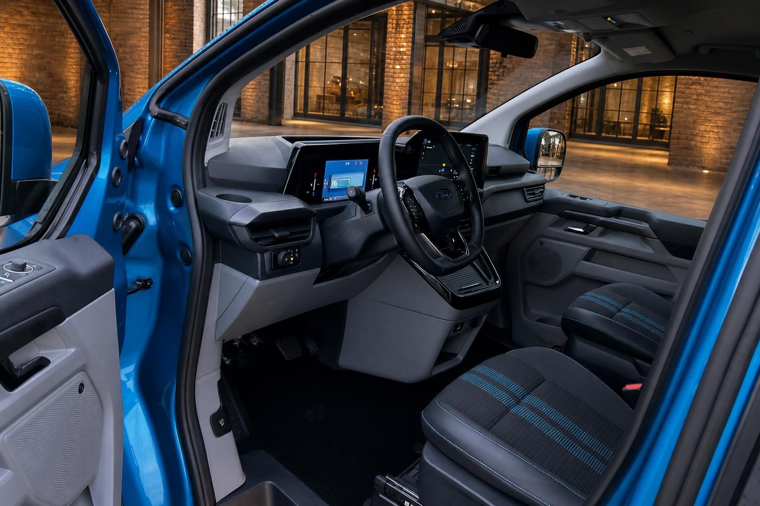 Ford Transit Custom blau, Innenraum mit Cockpit und Vordersitzen