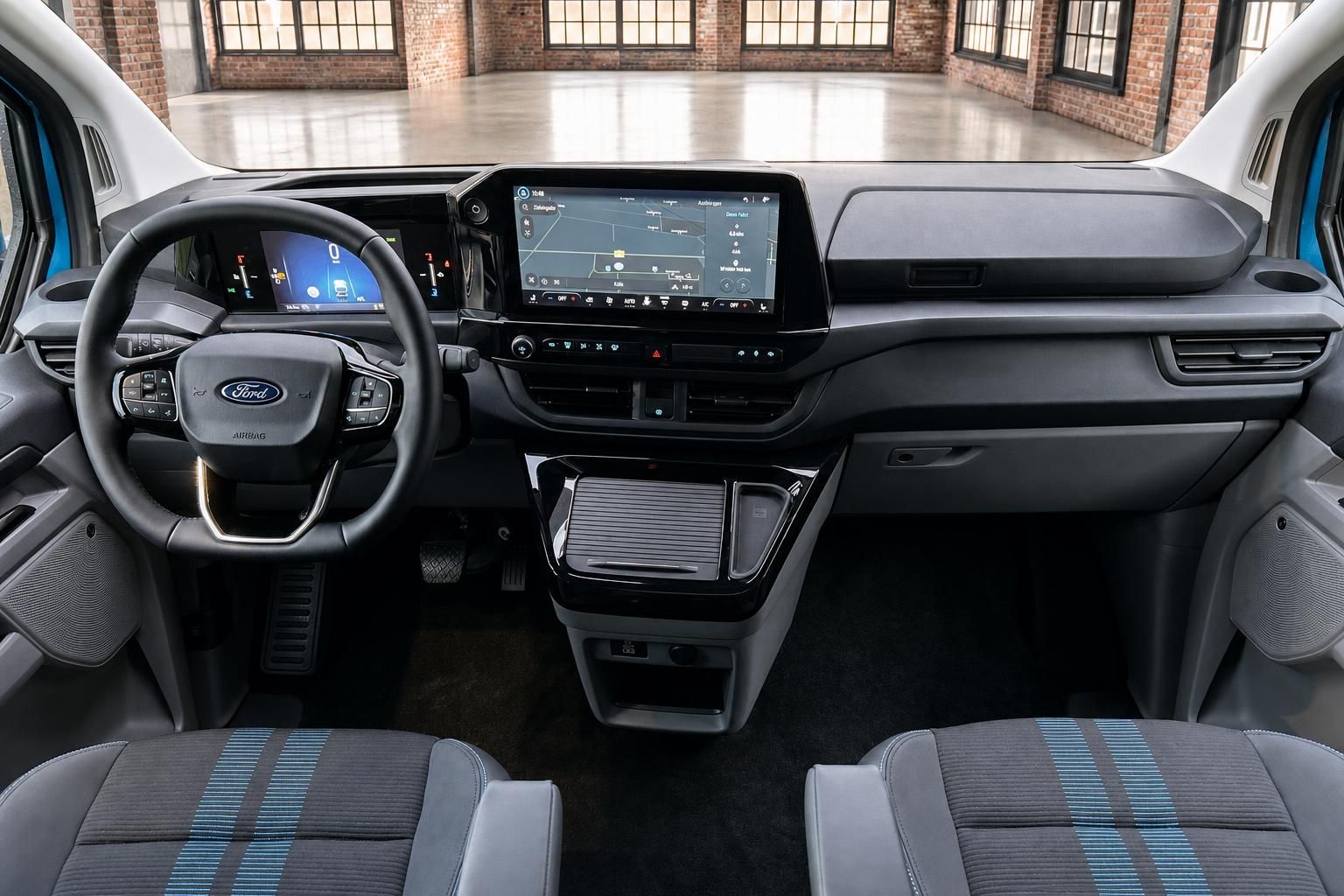 Ford Transit Cockpit mit Touchscreen und Navigationssystem frontal