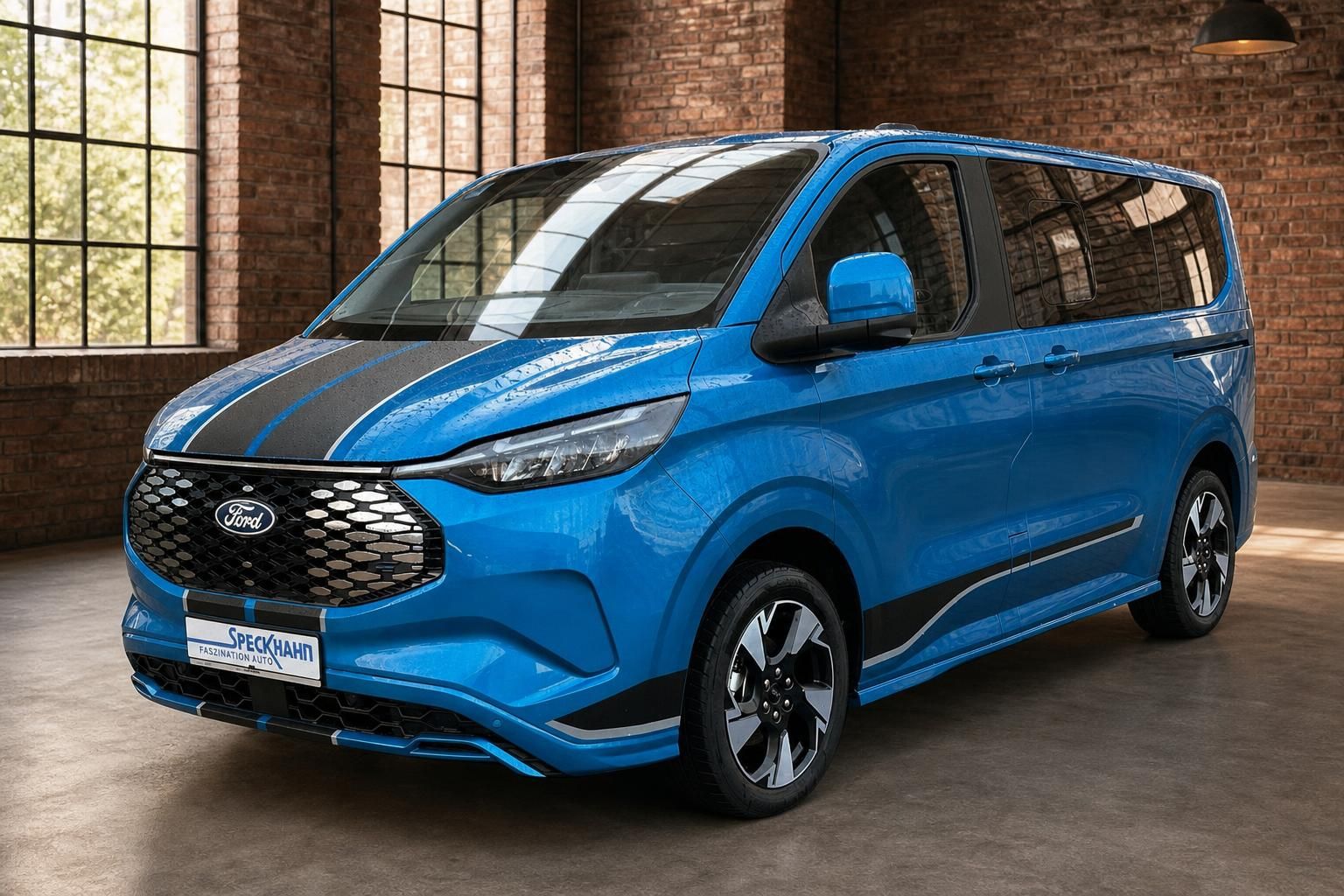Ford Tourneo Custom blau mit Rennstreifen, Frontansicht in Industriehalle