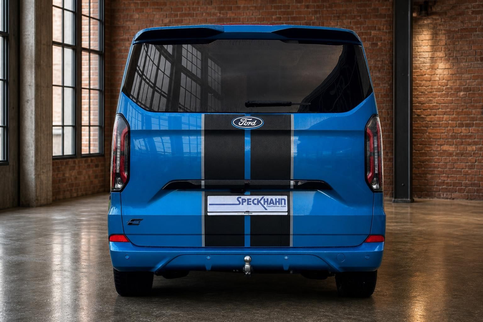 Ford Tourneo Custom blau, Heckansicht mit Rennstreifen und Anhaengerkupplung