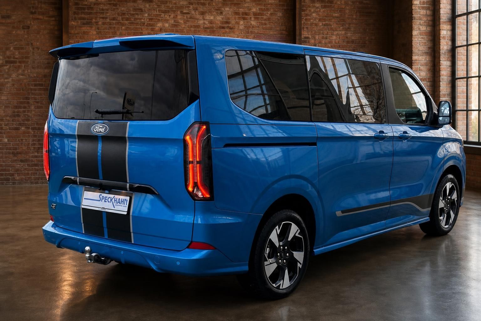 Ford Tourneo Custom blau, Heck-Seitenansicht mit sportlichen Streifen