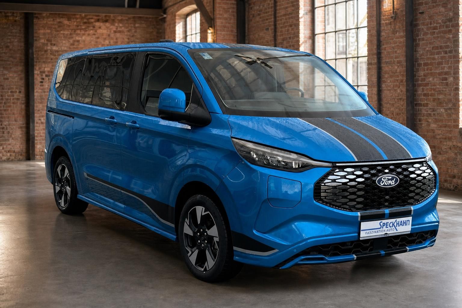 Ford Tourneo Custom blau, Frontansicht mit markanter Kuehlergrill-Optik