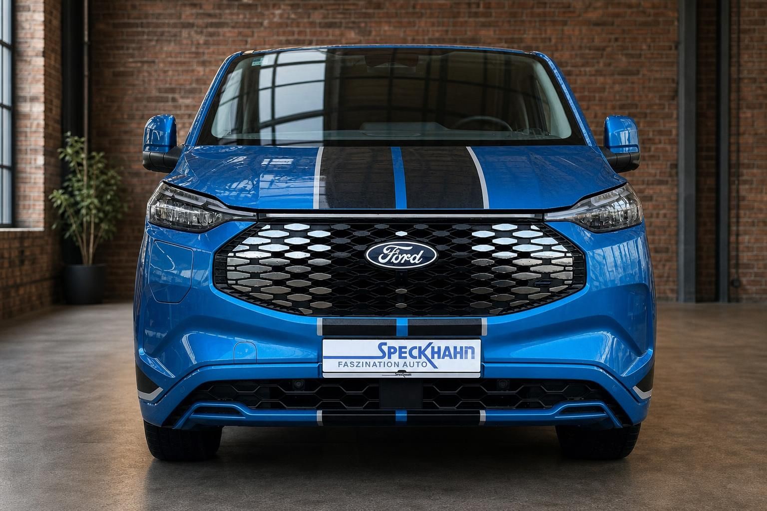 Ford Transit Custom blau, Frontansicht mit Kuehlergrill und Ford Logo