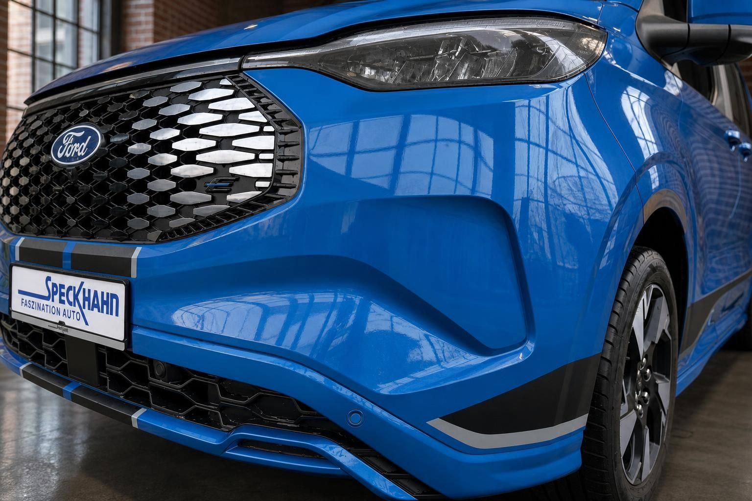 Ford Transit Custom blau, Detailansicht Frontstossstange und Scheinwerfer