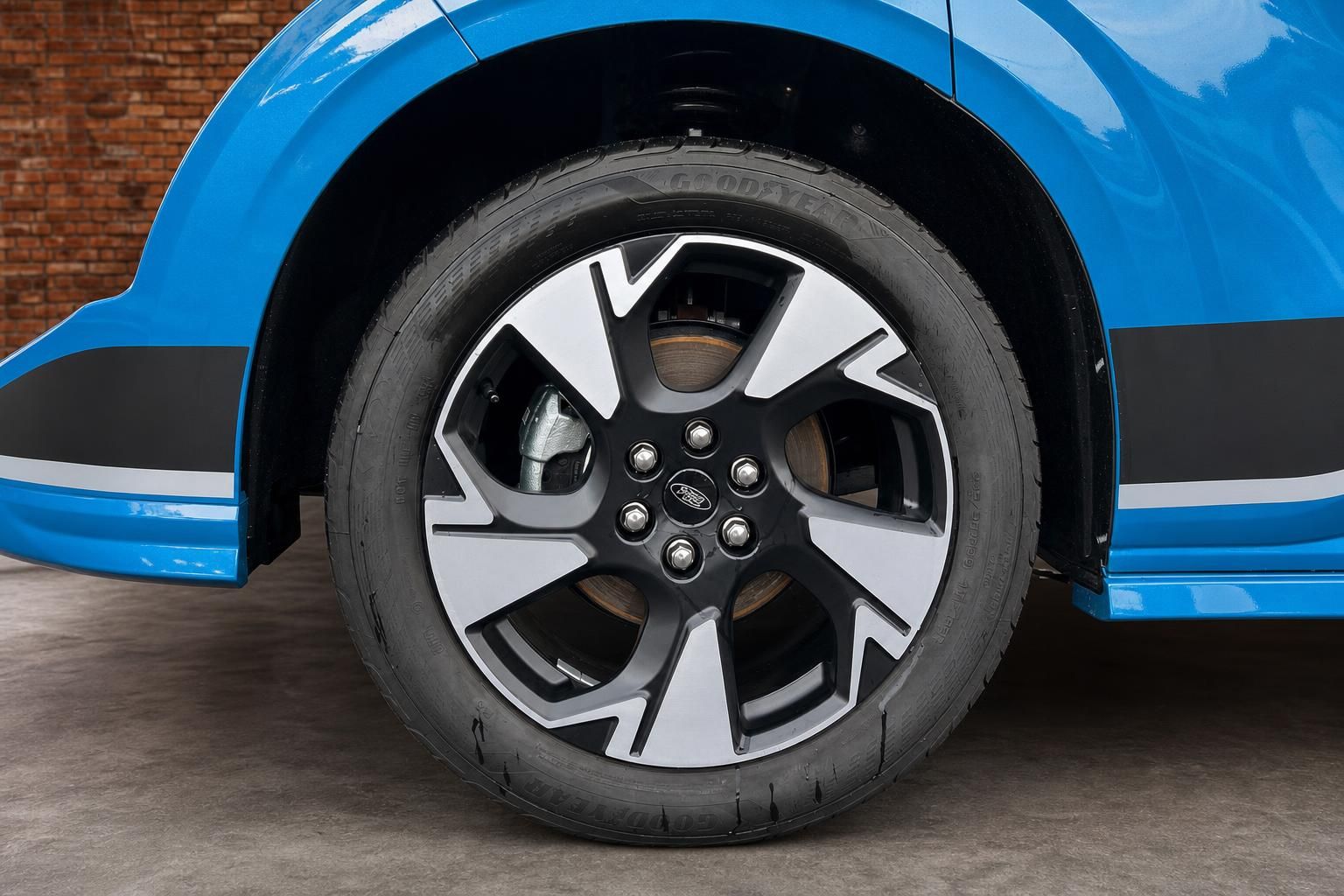 Ford Transit Custom blau, Detailansicht Leichtmetallfelge und Reifen