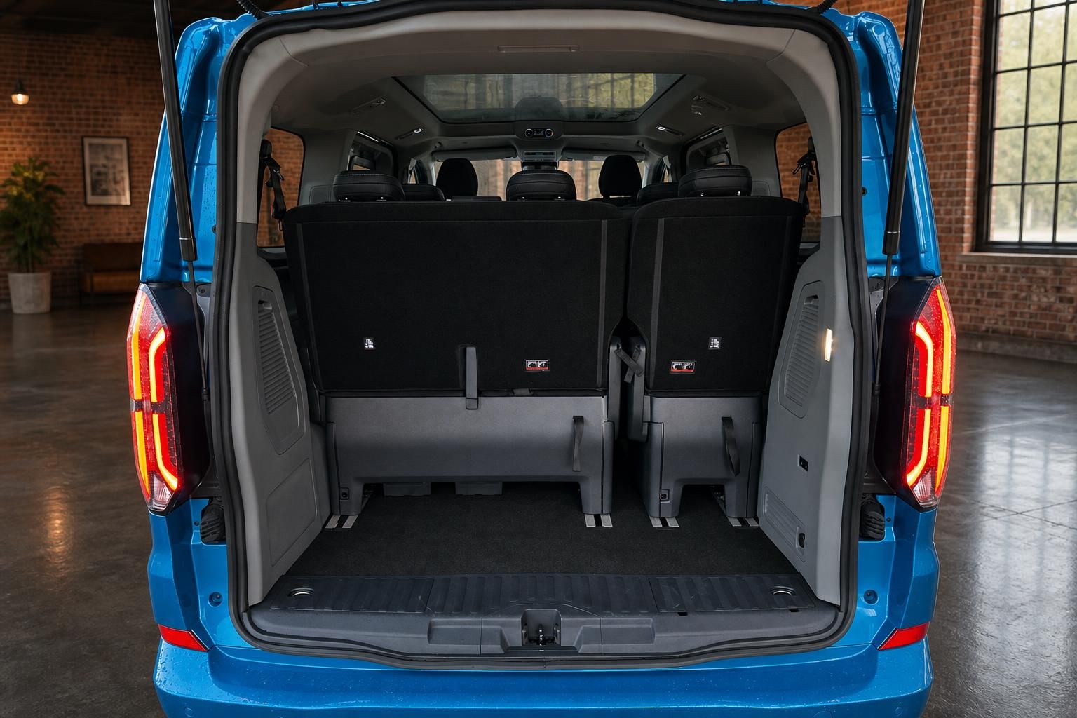 Ford Transit Custom blau, Kofferraum mit geoeffneter Heckklappe