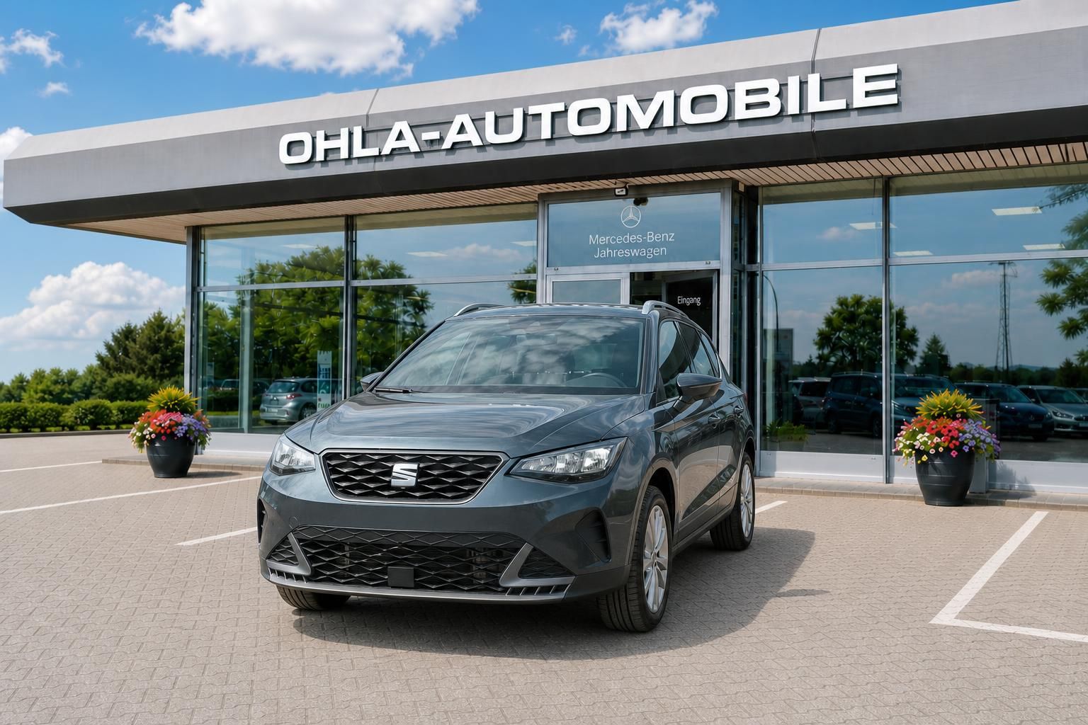 Seat Arona grau, Frontansicht vor Autohaus Ohla-Automobile