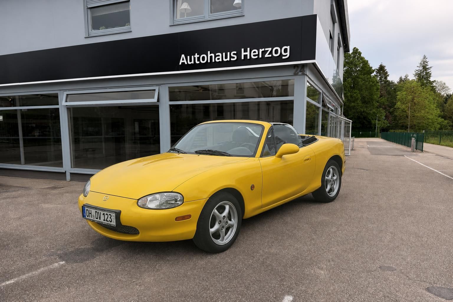 Gelber Mazda MX-5 Cabrio Roadster Frontansicht - Sportwagen mit Verdeck gebraucht bei Autohaus Herzog