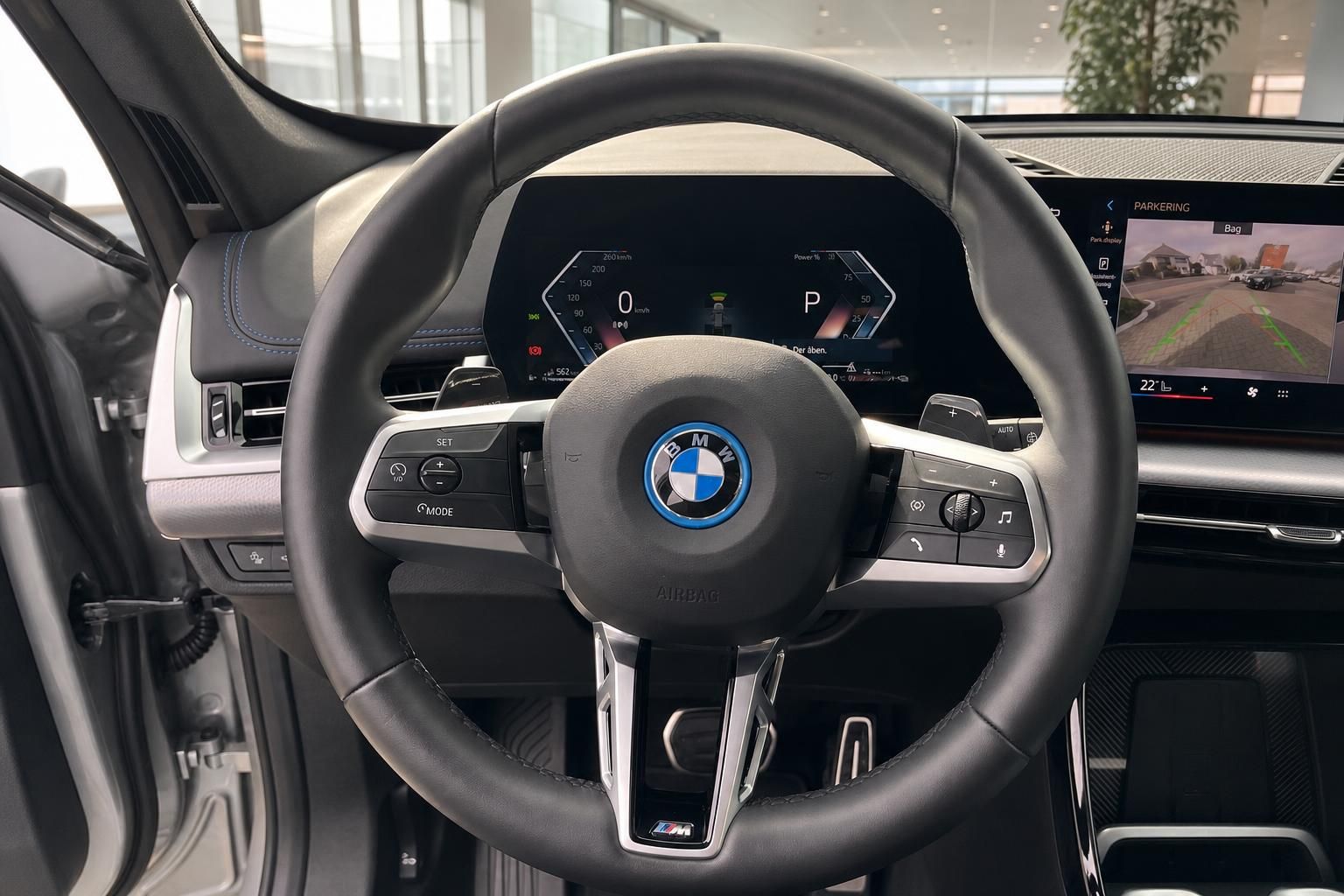 BMW X1 Lenkrad mit M-Logo und digitalem Kombiinstrument im Detail