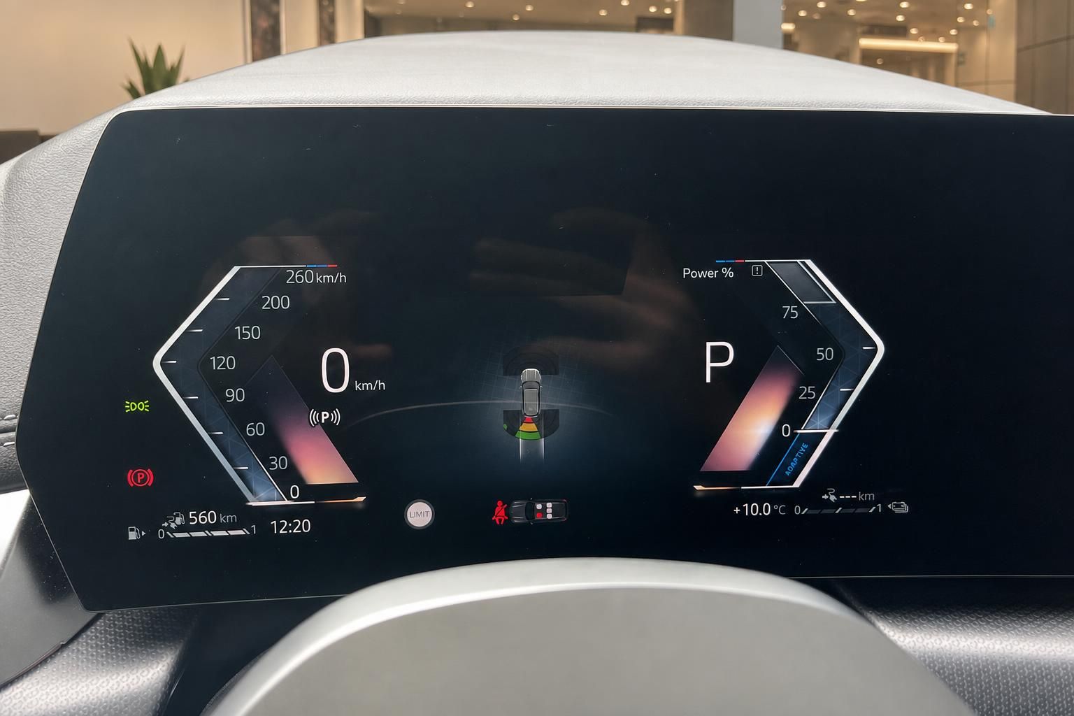 BMW Digitales Kombiinstrument mit Tacho und Fahrzeuganzeige im Fokus