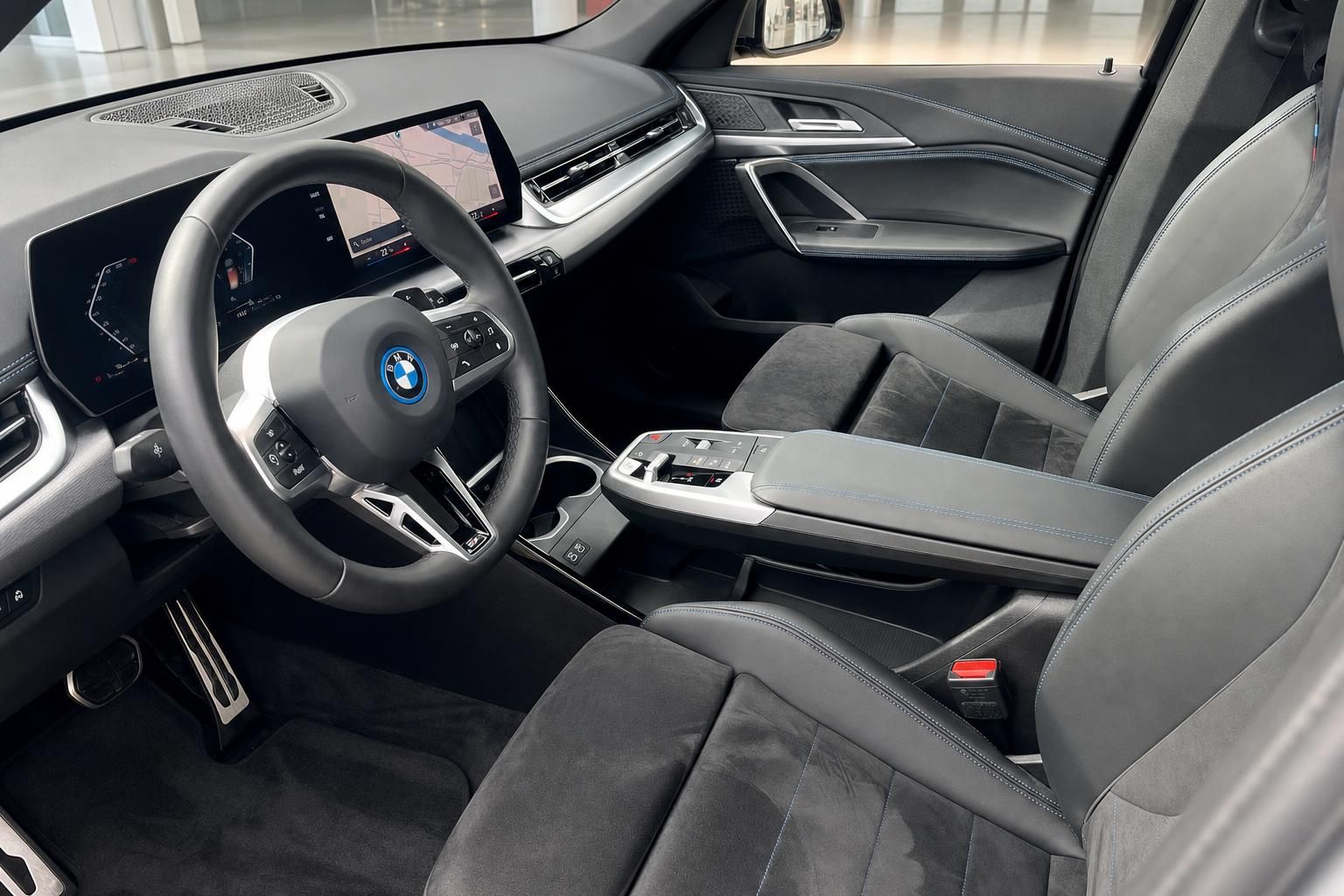 BMW Innenraum mit Cockpit, Lenkrad und Sportsitzen in Schwarz