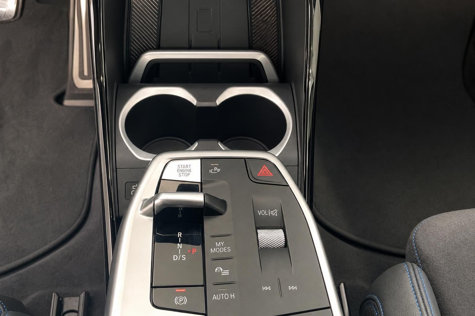 BMW Mittelkonsole mit Getränkehaltern und Bedienelementen im Detail