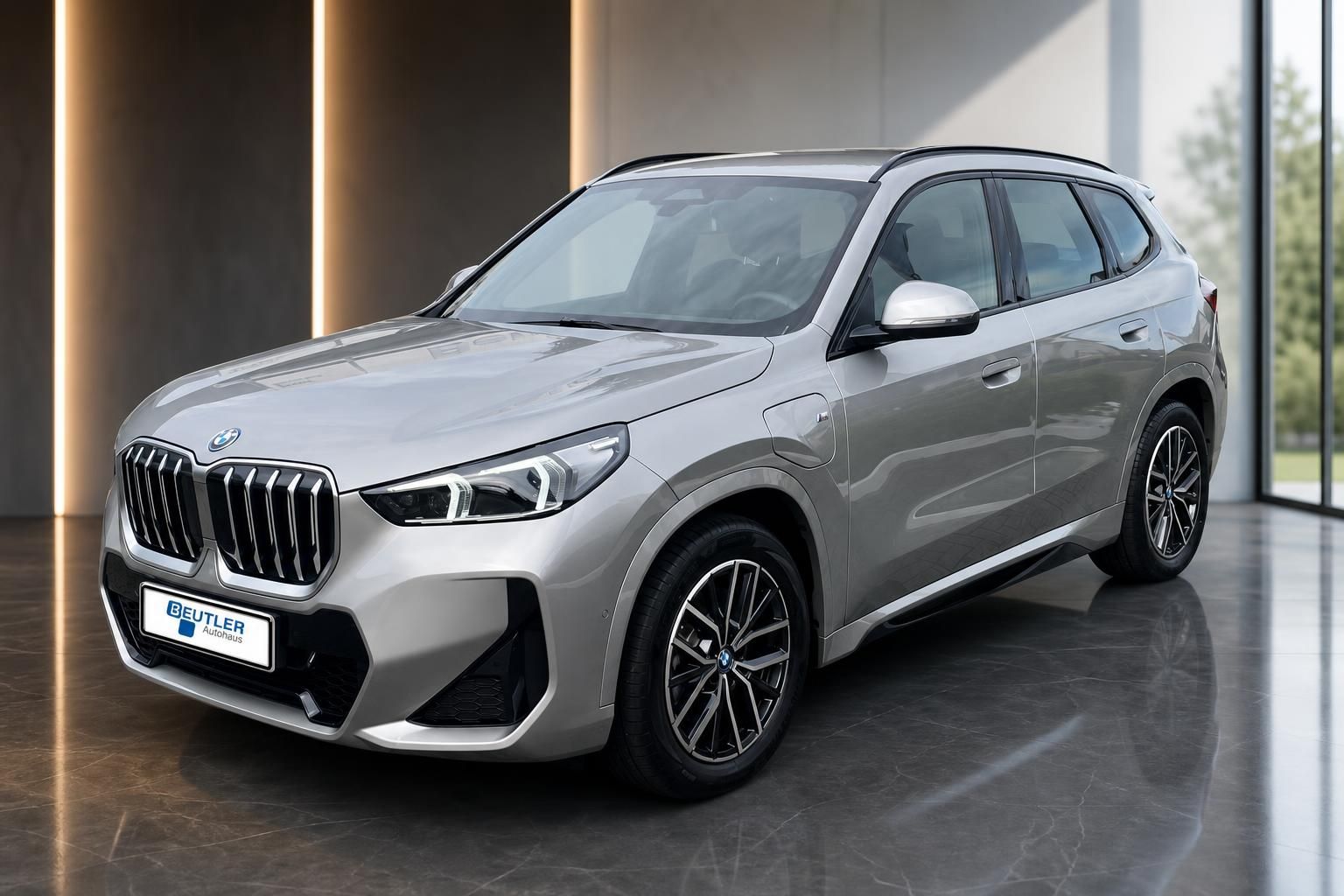 BMW X1 Frontansicht schraeg in Silber mit M Sportpaket