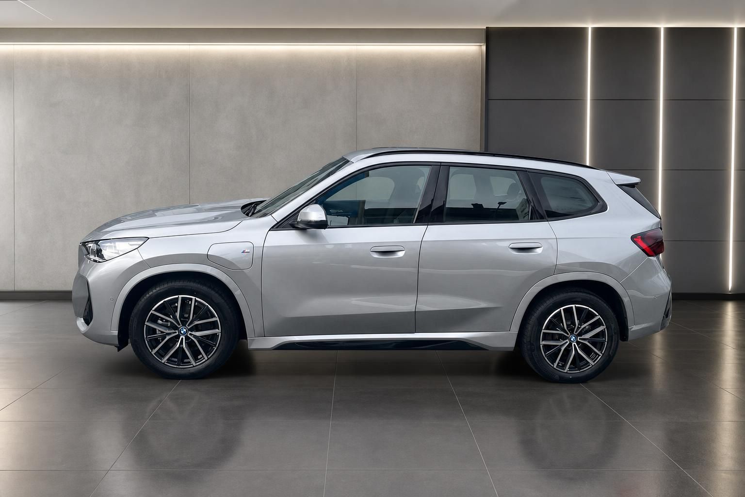BMW X1 Seitenansicht in Silber im Autohaus-Showroom
