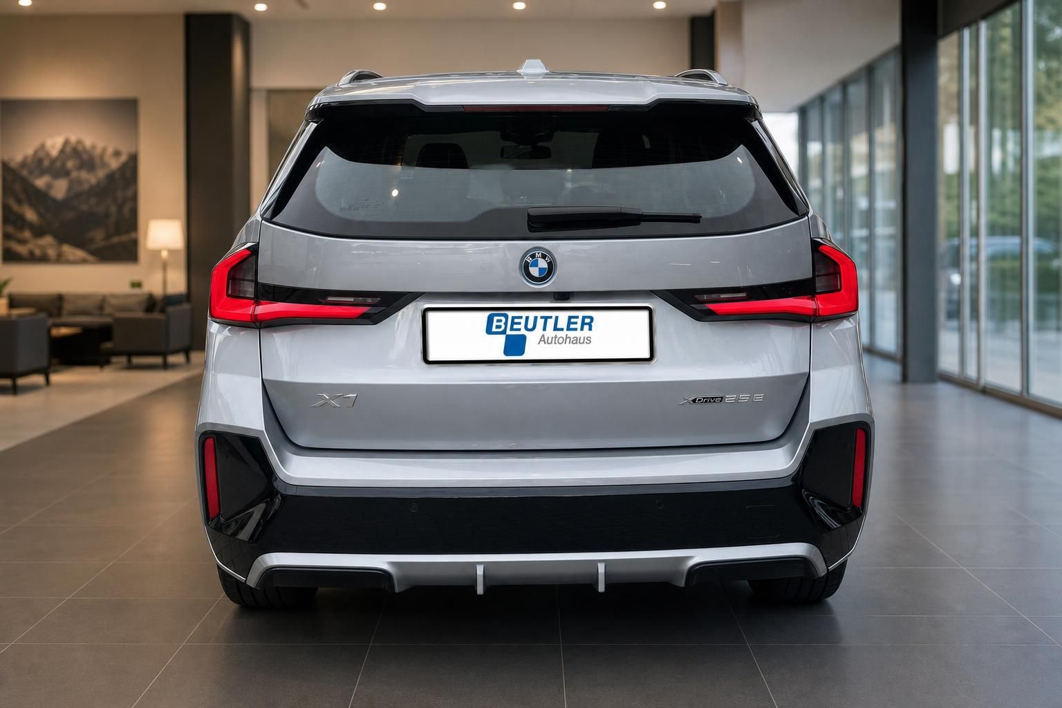 BMW X1 xDrive25e Heckansicht frontal in Silber mit LED-Ruecklichtern
