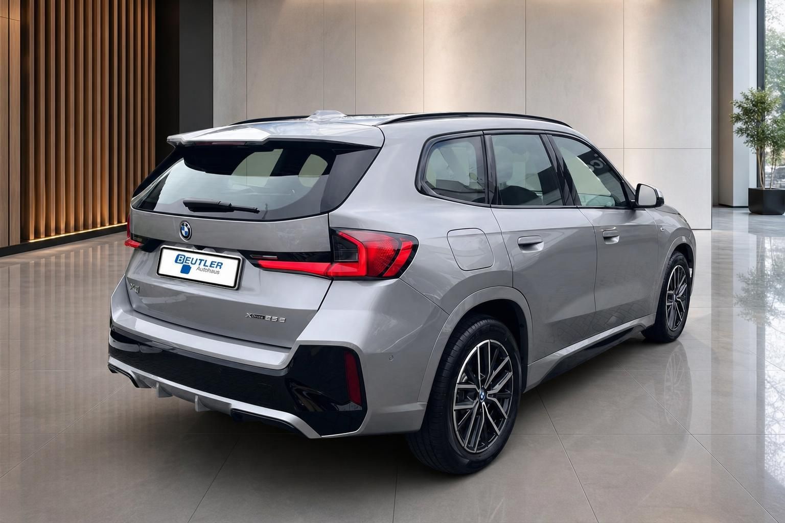BMW X1 xDrive25e Heckansicht schraeg im Autohaus Beutler