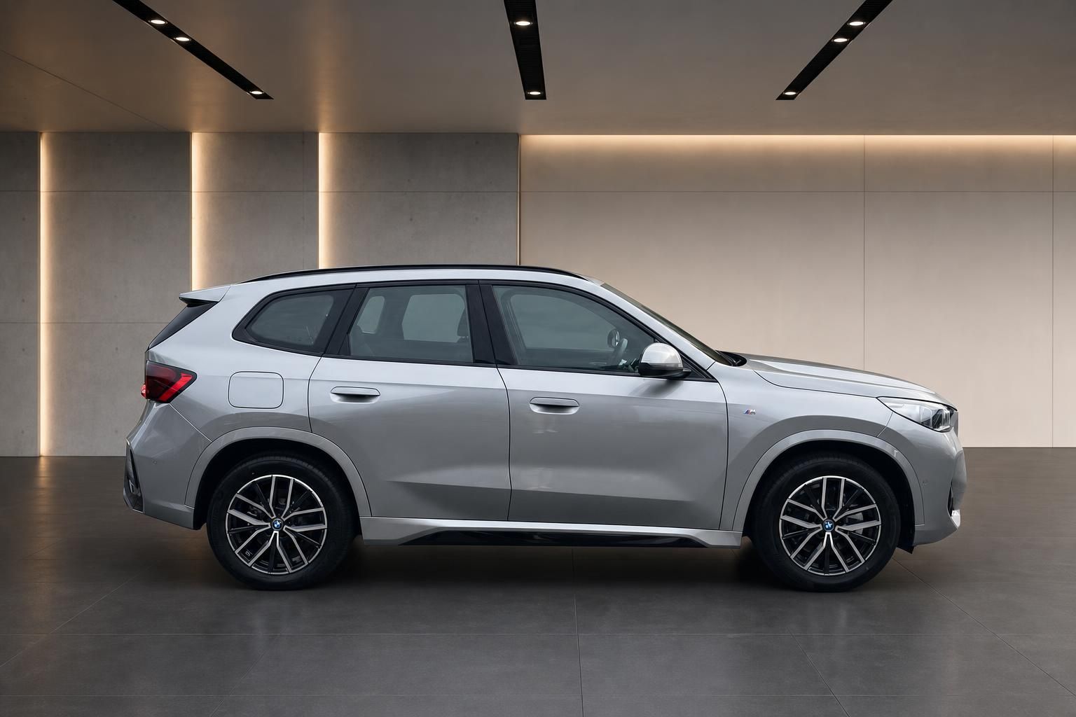 BMW X1 SUV in Silber, Seitenansicht im modernen Showroom