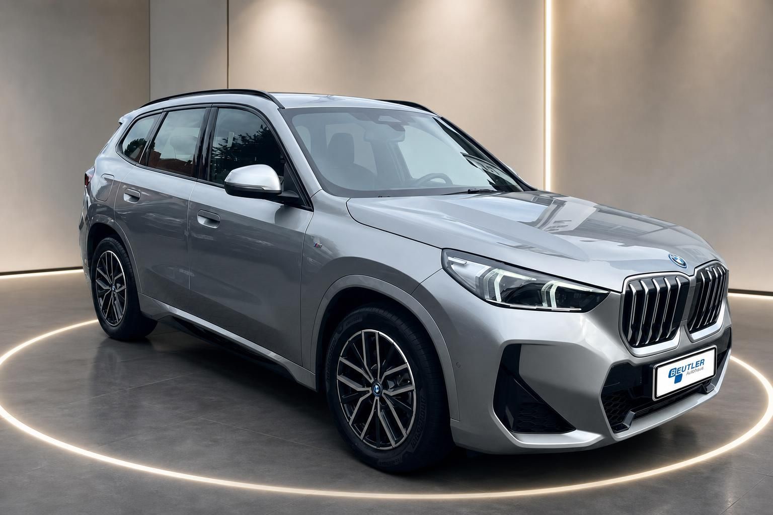BMW X1 SUV in Silber, Frontansicht schraeg im Autohaus Beutler