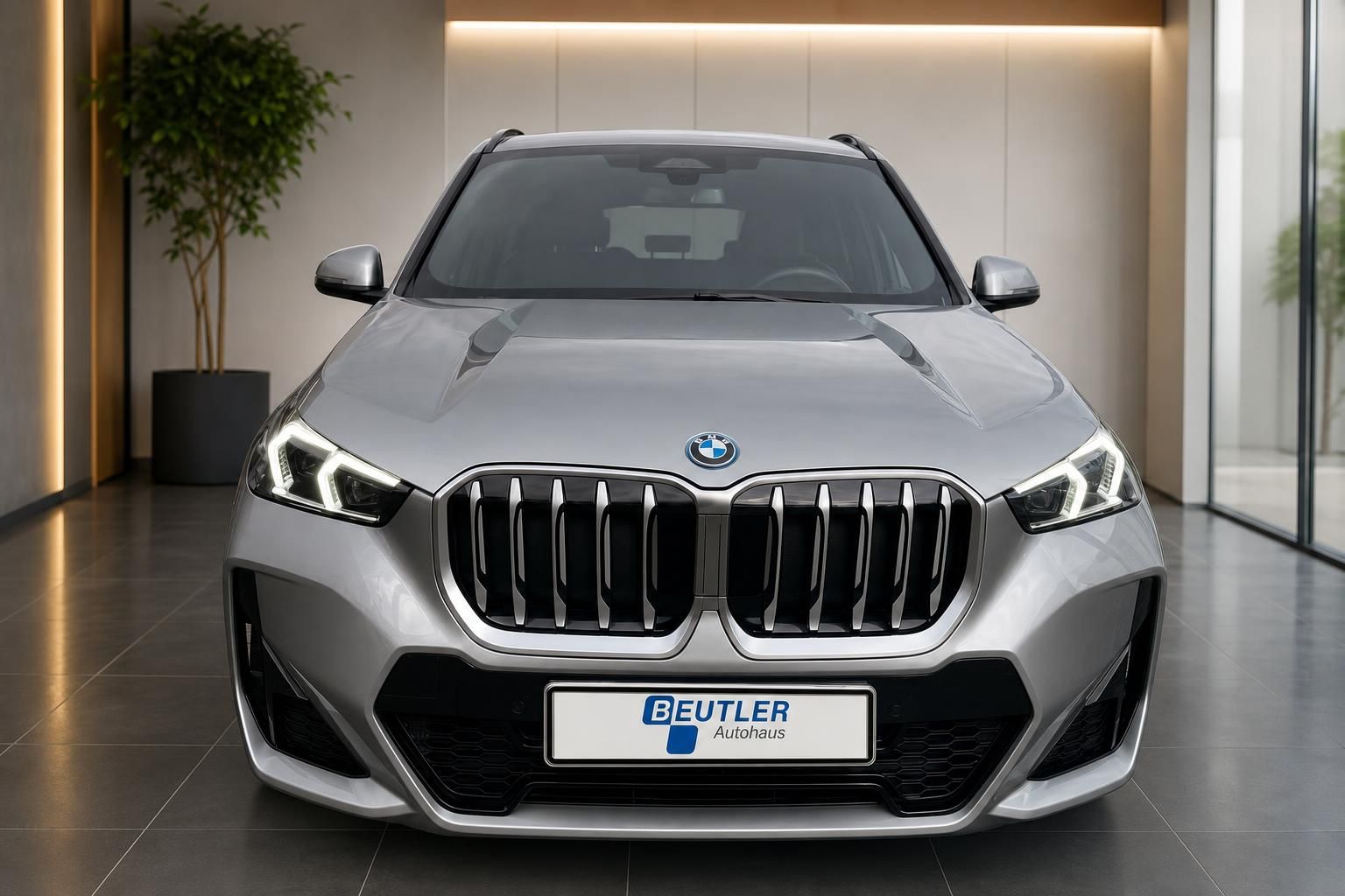 BMW X1 in Silber, direkte Frontansicht mit LED-Scheinwerfern