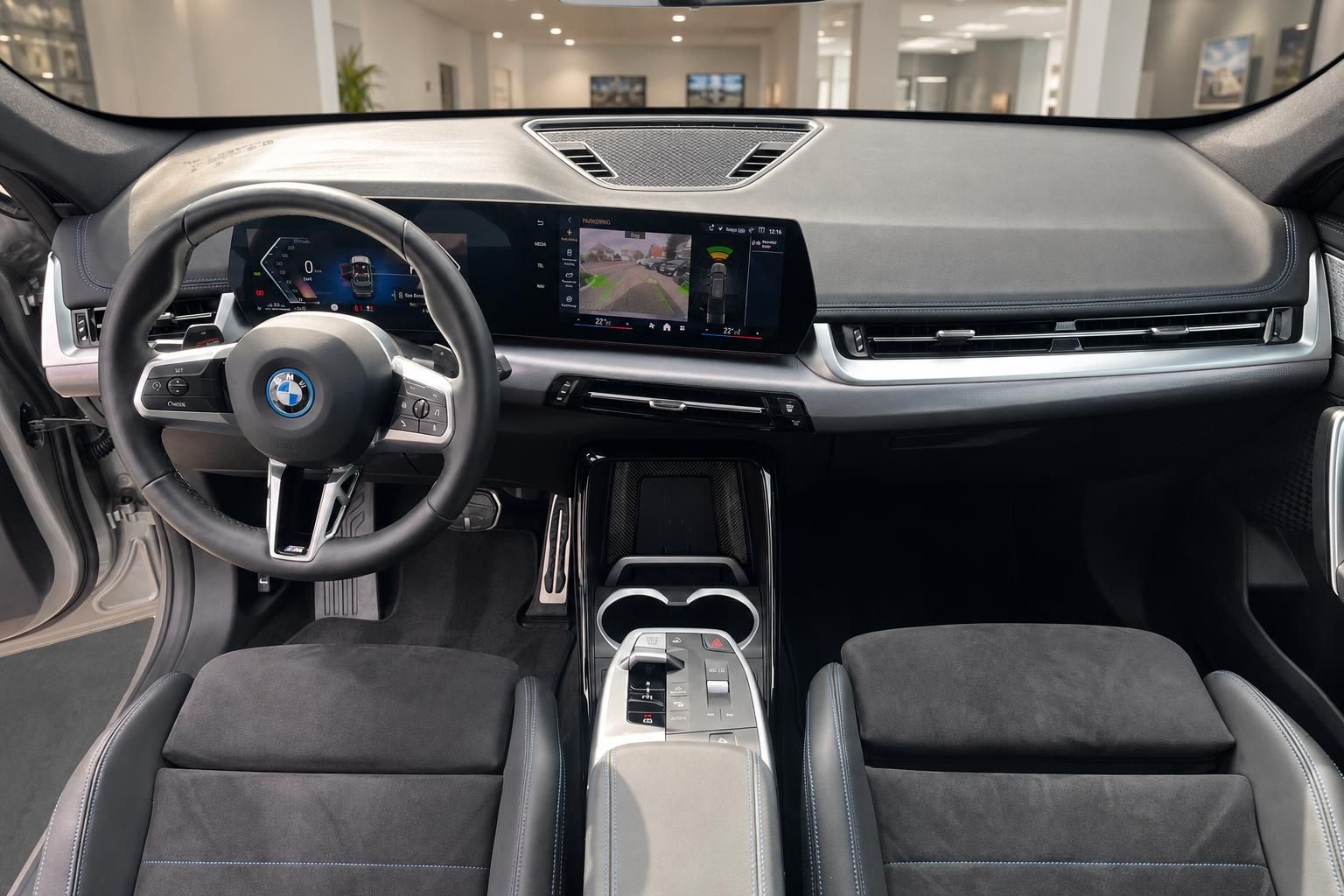 BMW X1 Innenraum mit Cockpit, Lenkrad und Multifunktionsdisplay
