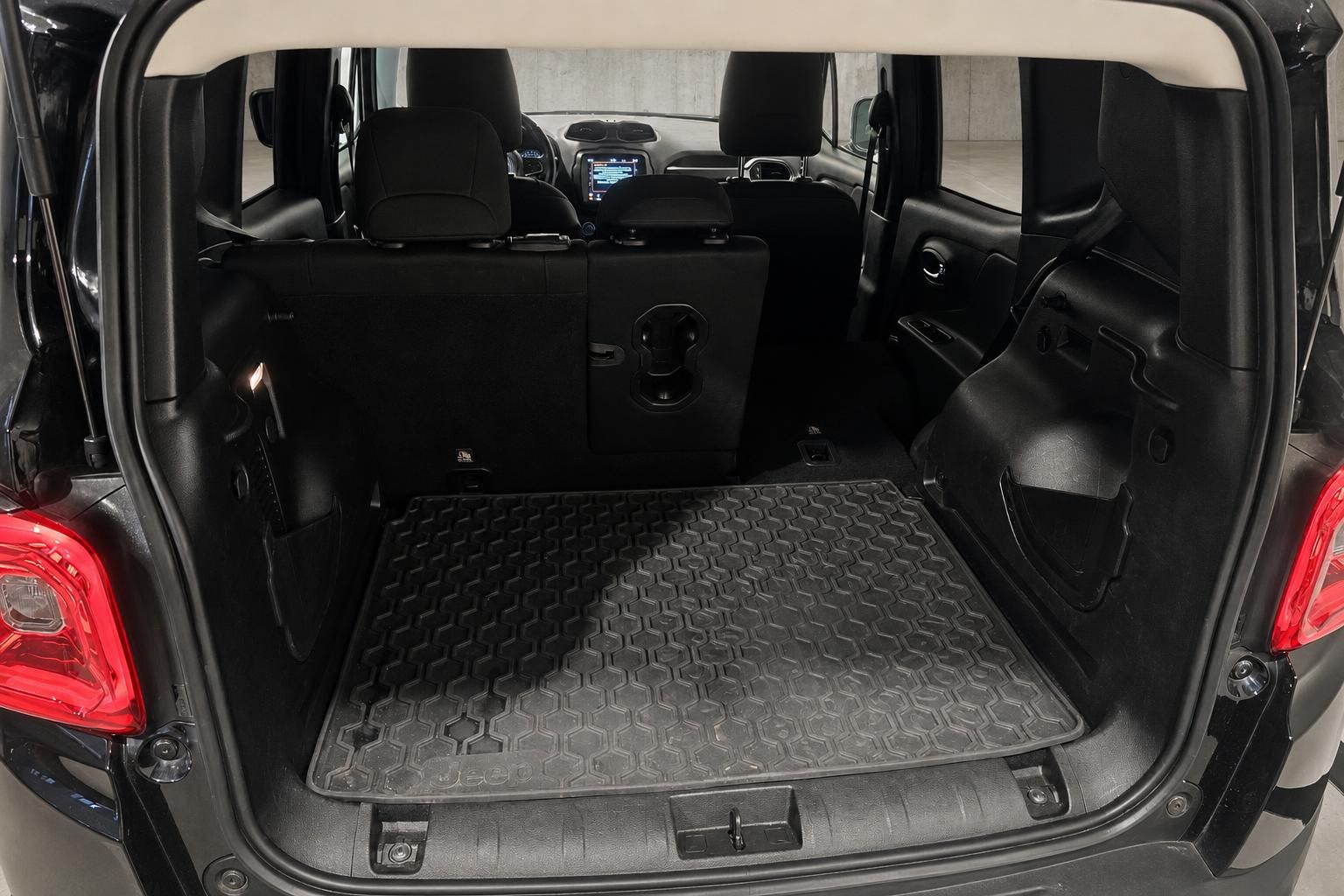 Jeep Renegade Kofferraum mit Gepaeckraumwanne und umgeklappter Rueckbank