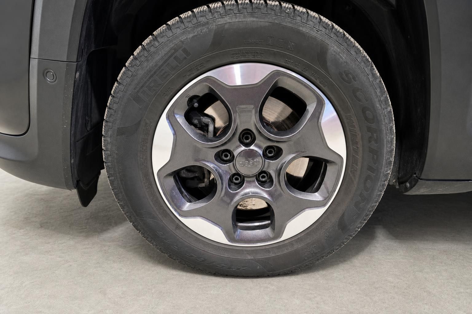 Jeep Renegade Alufelge mit Pirelli Scorpion Winterreifen Nahaufnahme