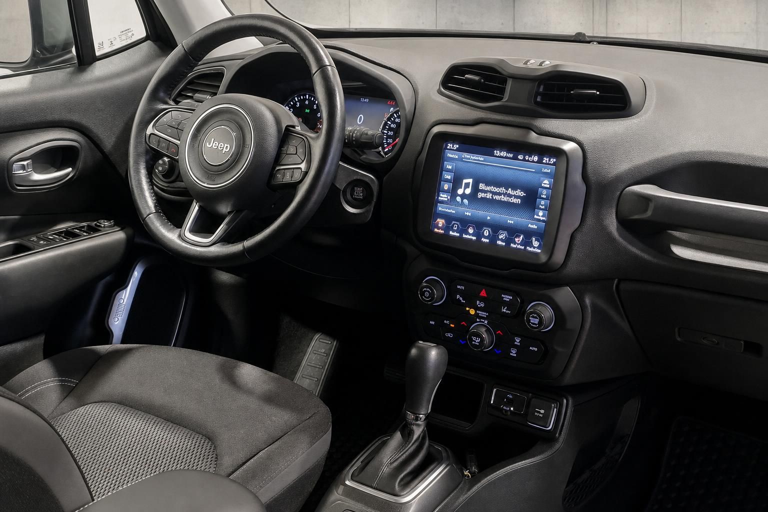 Jeep Renegade Cockpit mit Lenkrad und Touchscreen Infotainment