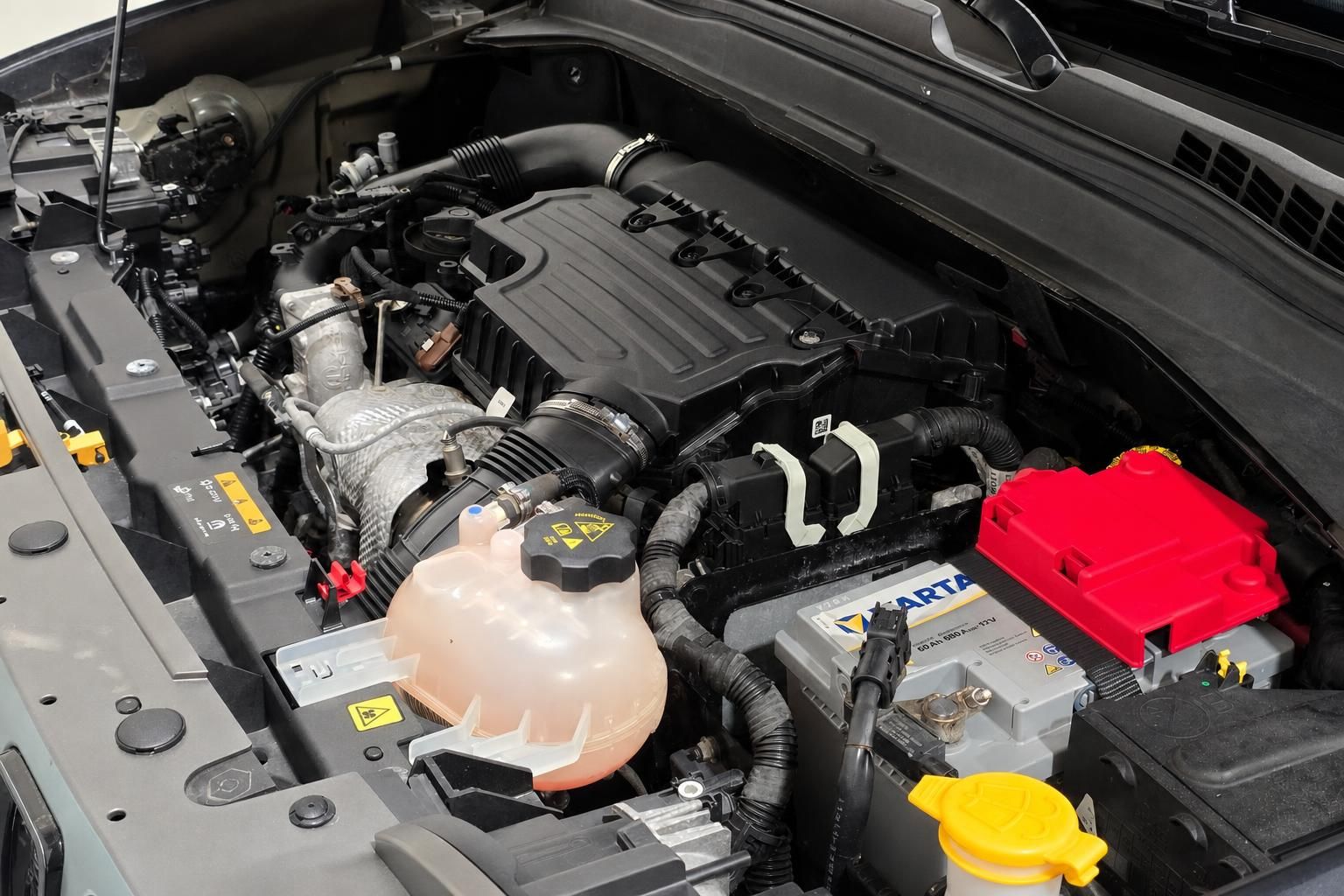 Jeep Renegade Motorraum mit Batterie und Kuehlwasserbehaelter Detailansicht