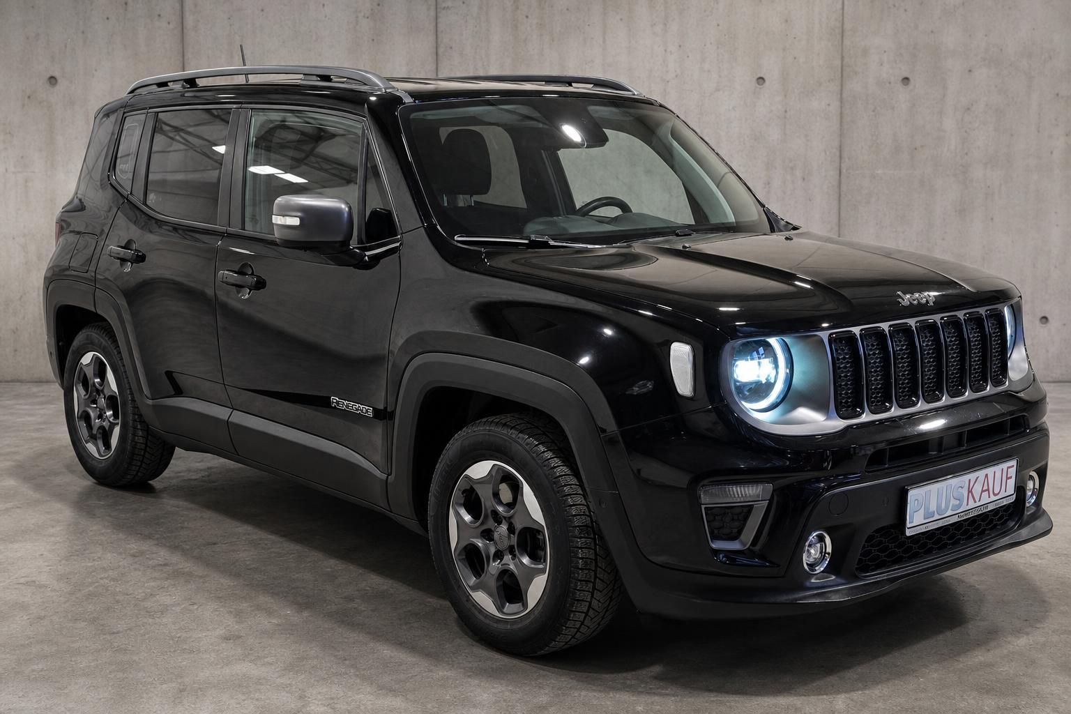 Jeep Renegade schwarz Frontansicht mit LED-Scheinwerfern in Studioumgebung