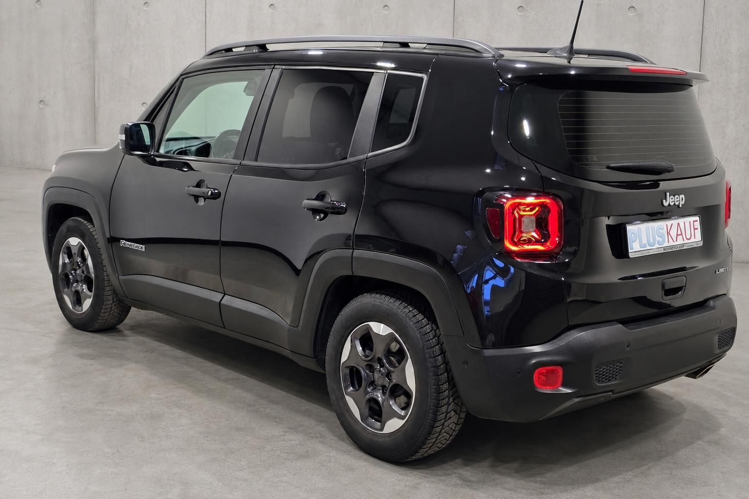 Jeep Renegade Limited schwarz Heckansicht mit Alufelgen im Studio
