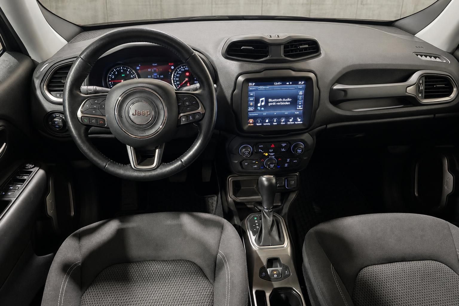 Jeep Renegade Innenraum Cockpit mit Lenkrad und Touchscreen Infotainment