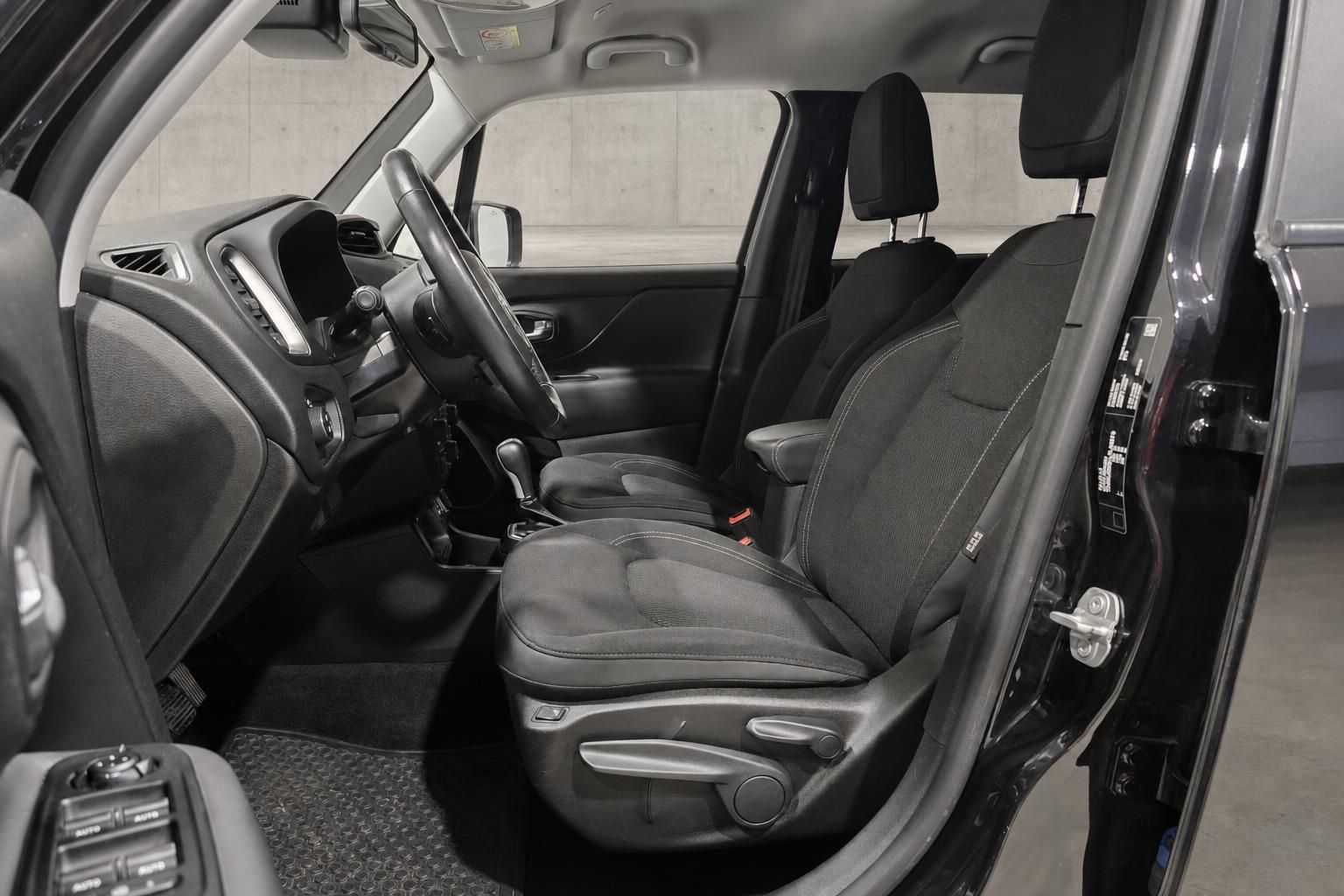 Jeep Renegade Innenraum Vordersitze und Armaturenbrett Detailansicht