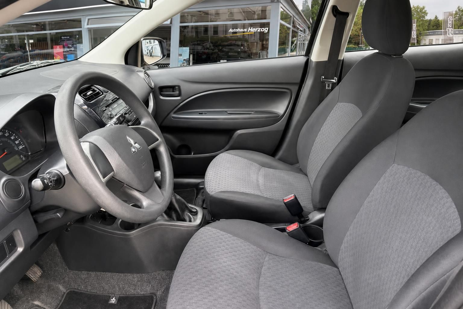 Mitsubishi Space Star Innenraum Vordersitze grau Stoff Lenkrad Schaltung Fahrersicht