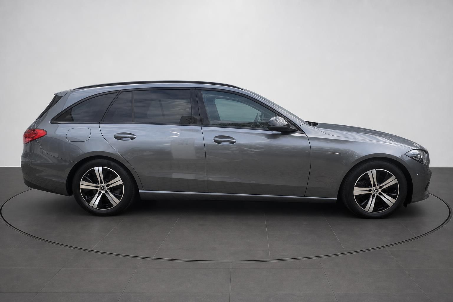 Mercedes-Benz C-Klasse T-Modell grau, Seitenansicht auf Drehbühne