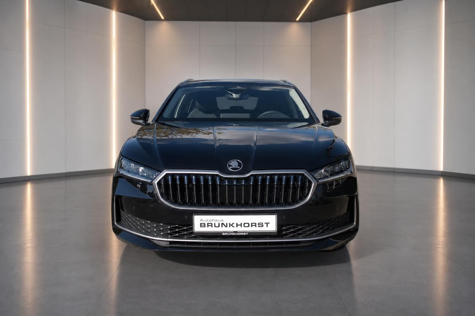 Schwarzer Skoda Superb Frontansicht mit charakteristischem Kühlergrill und LED-Scheinwerfern