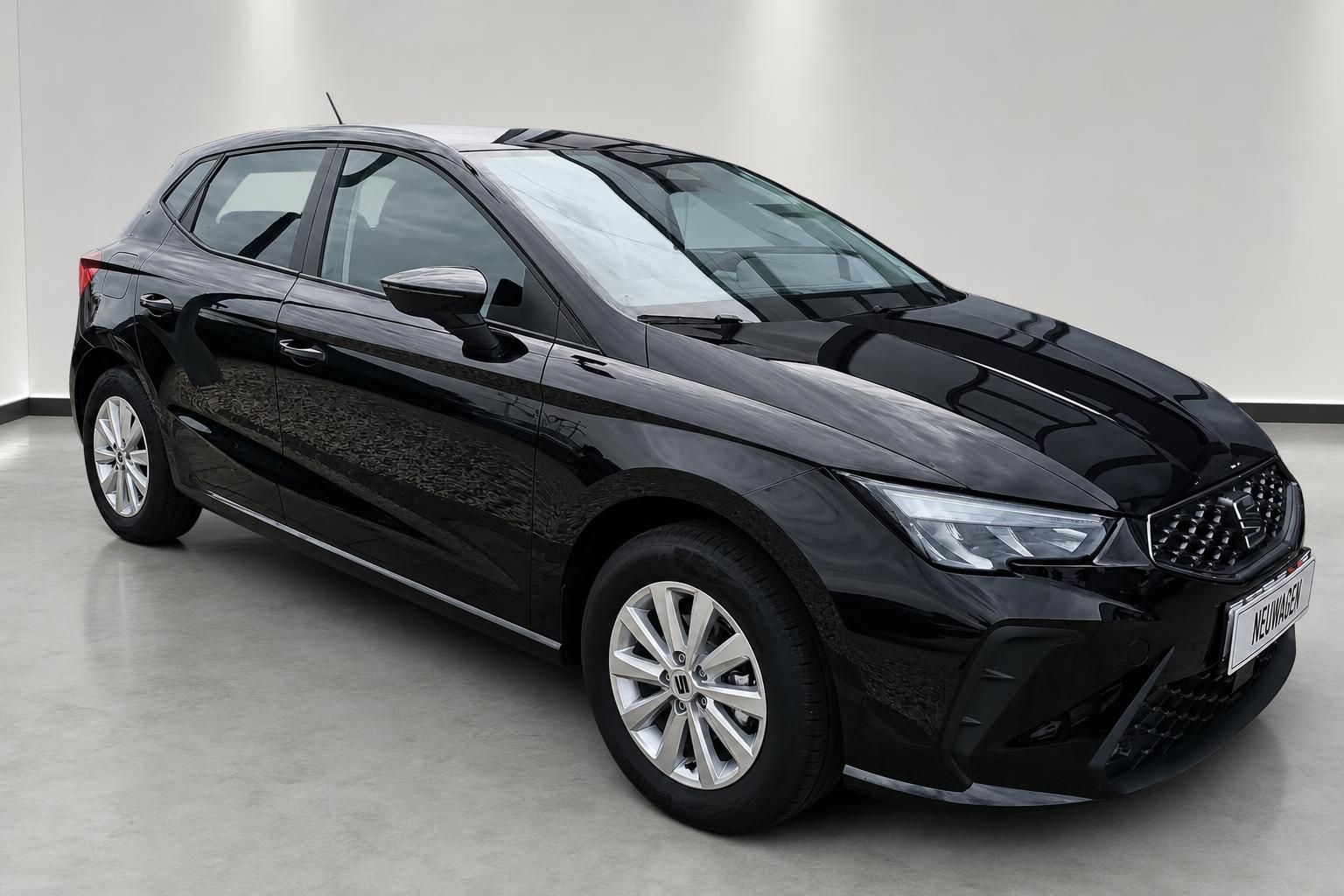 Seat Ibiza schwarz Frontansicht schräg mit Felgen