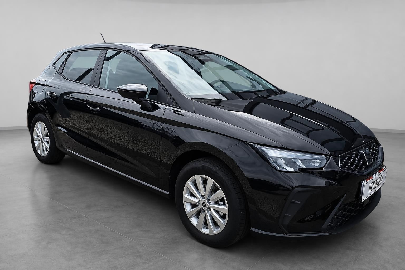 Schwarzer SEAT Ibiza Neuwagen Frontansicht seitlich im Studio