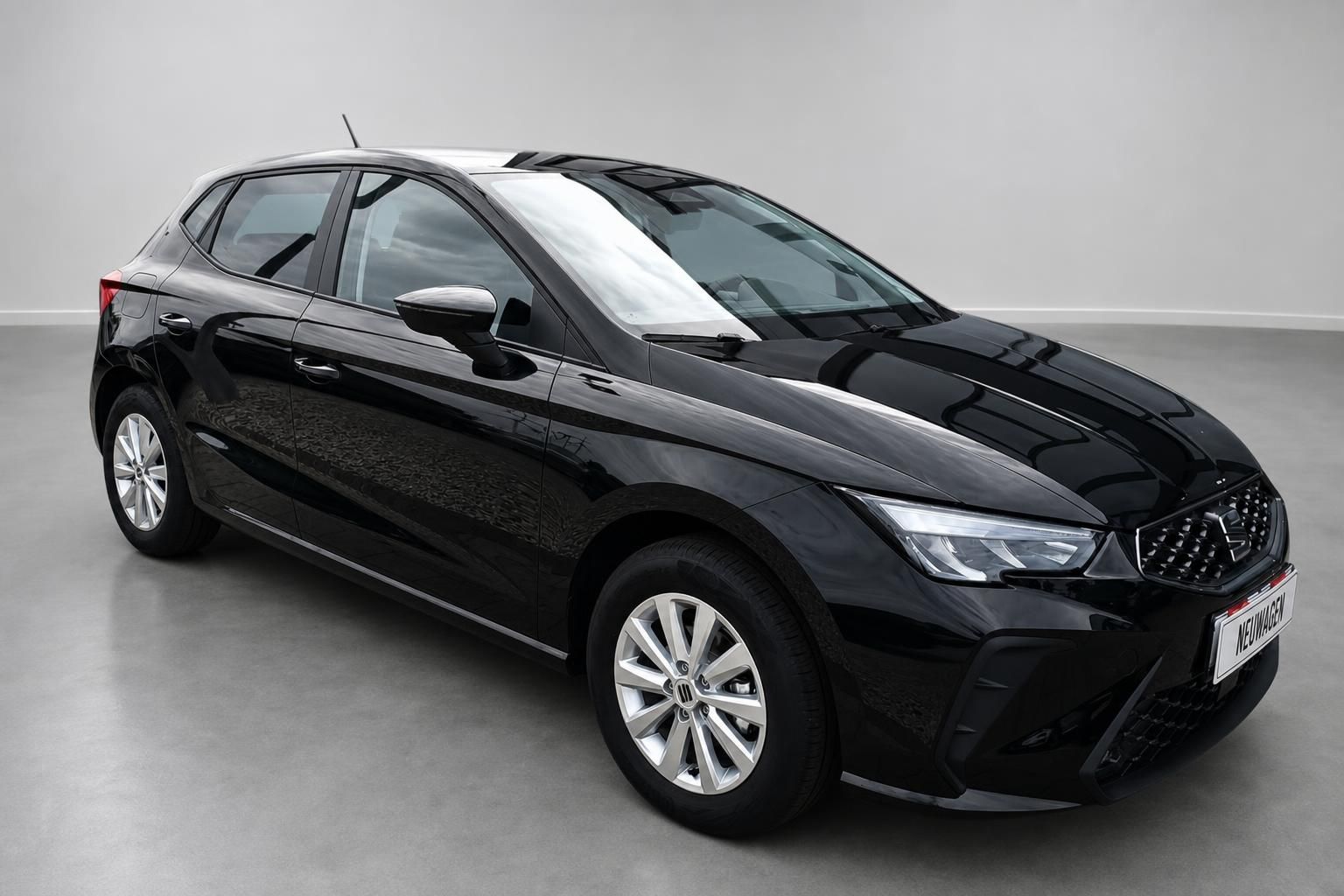 Schwarzer SEAT Ibiza Neuwagen Dreiviertelansicht vorne im Studio