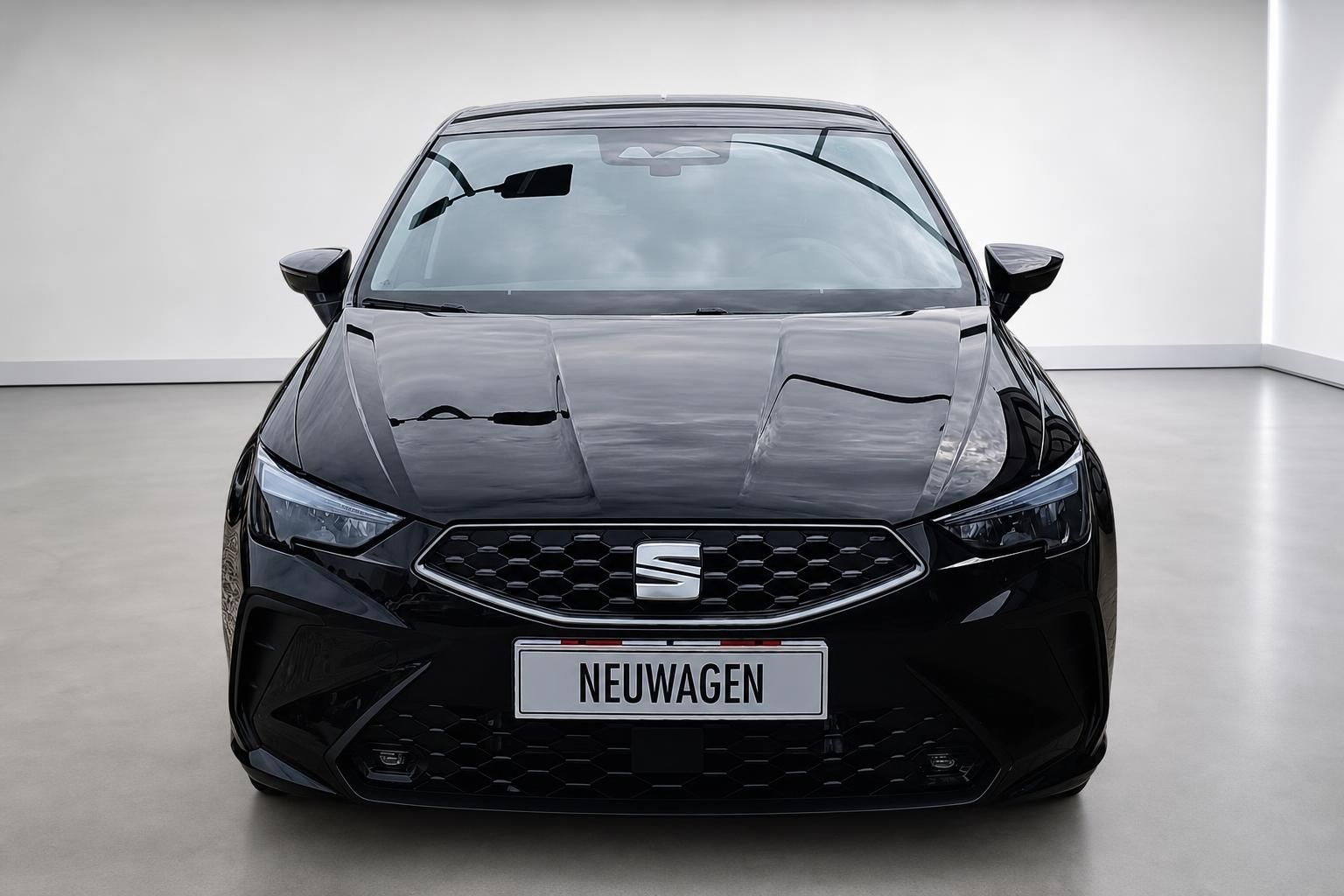 SEAT Ibiza schwarz Frontansicht mit Kuehlergrill im Studio