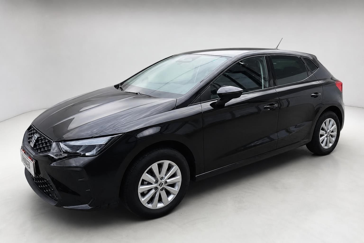 SEAT Ibiza schwarz Frontansicht seitlich Neuwagen Studioaufnahme