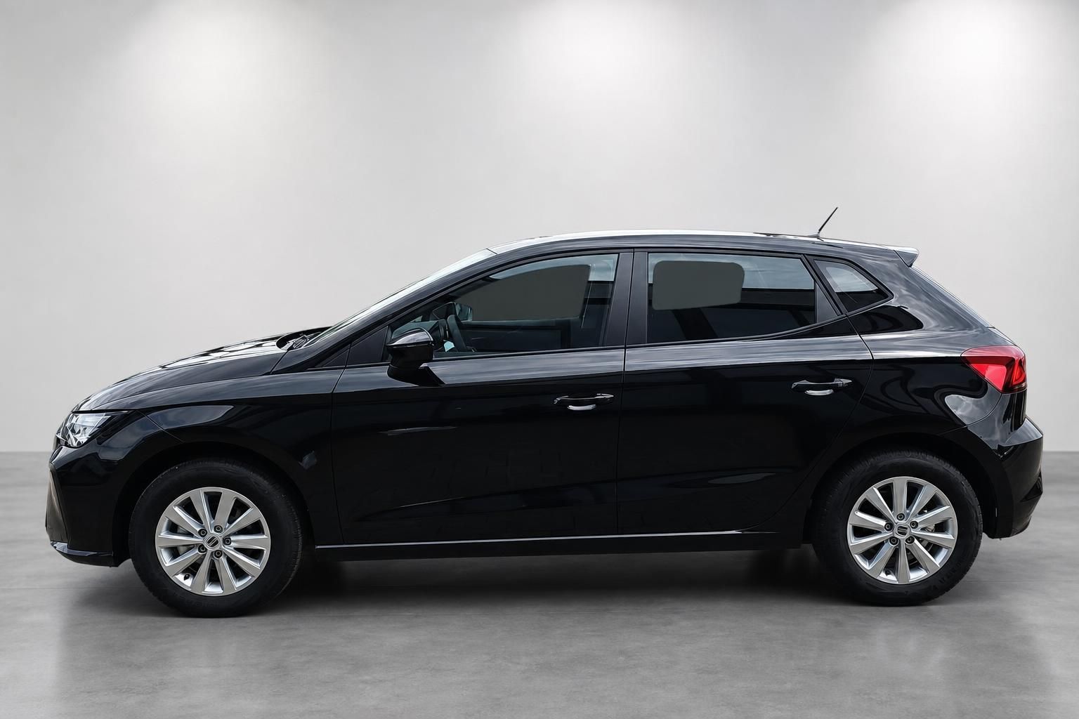 SEAT Ibiza schwarz Seitenansicht Neuwagen im Fotostudio