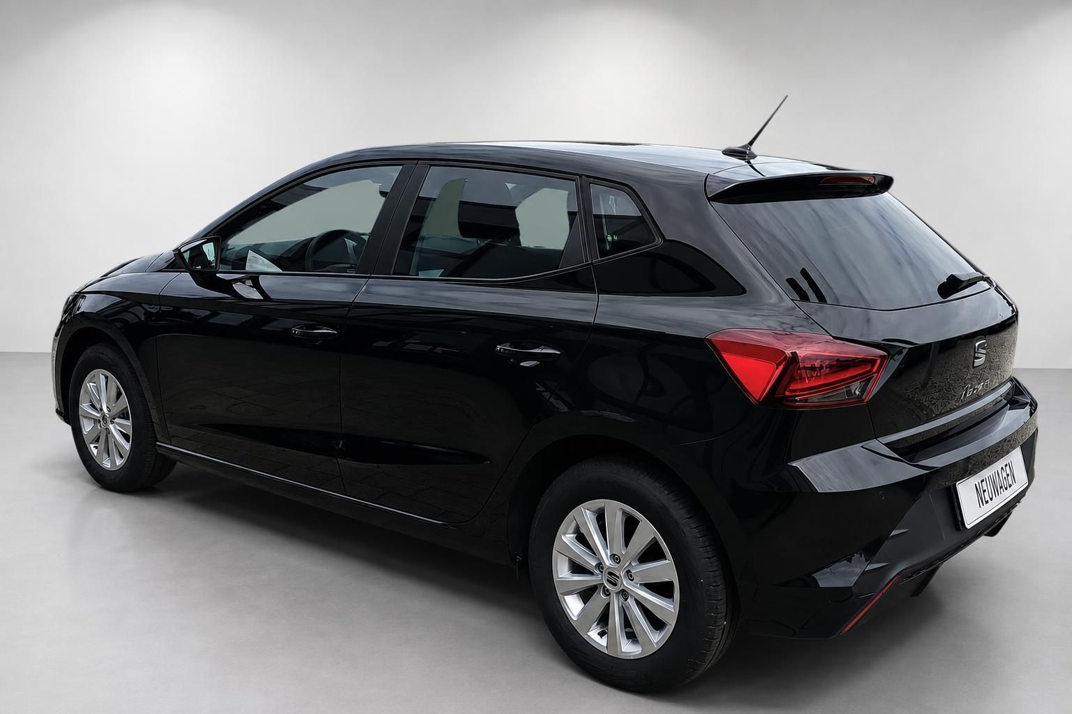 Seat Ibiza schwarz Heckansicht seitlich im Studio