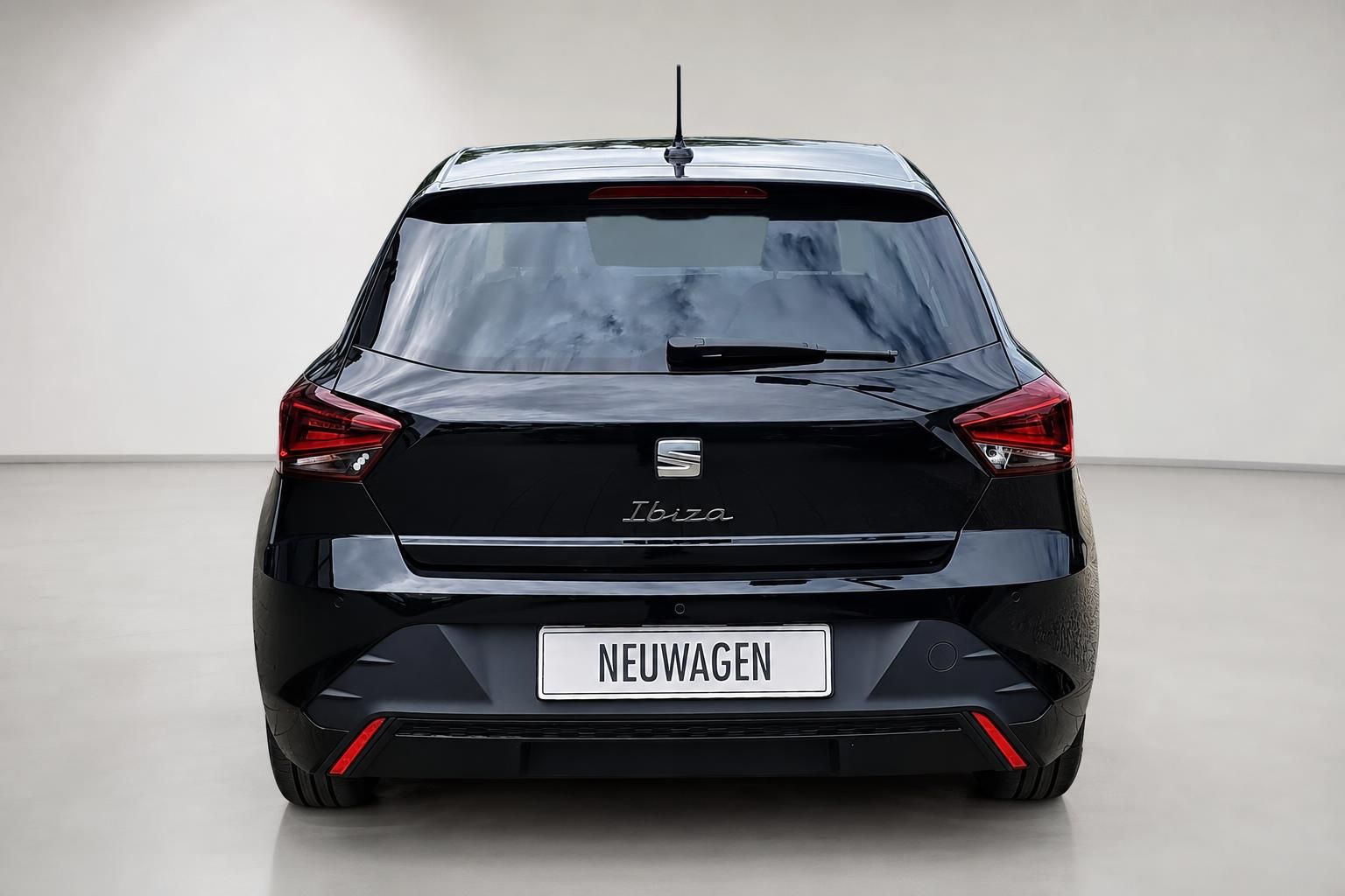 Seat Ibiza schwarz Heckansicht frontal mit Rückleuchten