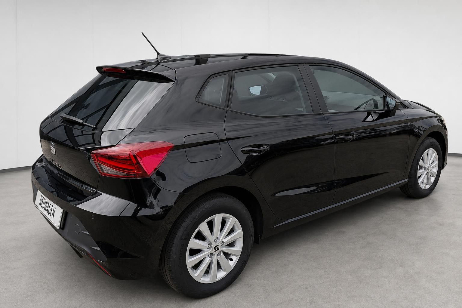 Seat Ibiza schwarz Heckansicht schräg im Fotostudio